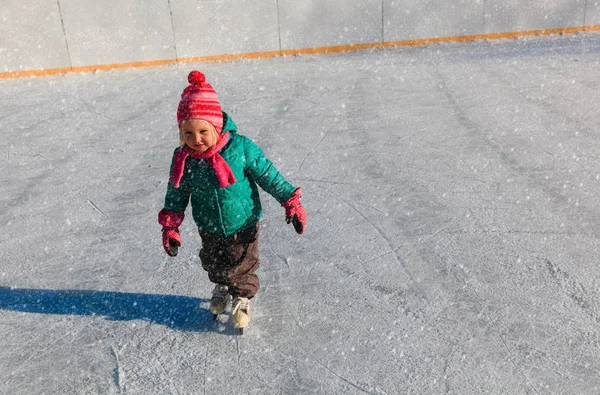 Χαριτωμένο κοριτσάκι που μαθαίνει να κάνει πατινάζ το χειμώνα — Φωτογραφία Αρχείου