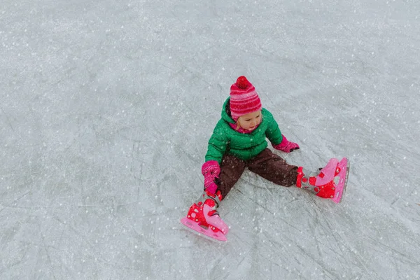 Cute happy little girl learn to skate in winter — Stock Photo, Image