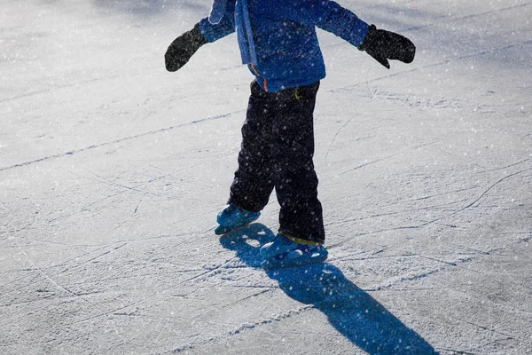 küçük çocuk kışın buz pateni