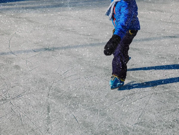 Liten pojke skridskor på isen i vinter — Stockfoto