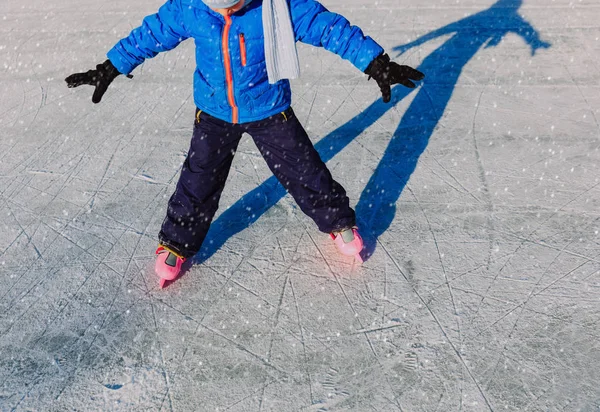 Petit garçon patinant sur glace en hiver — Photo