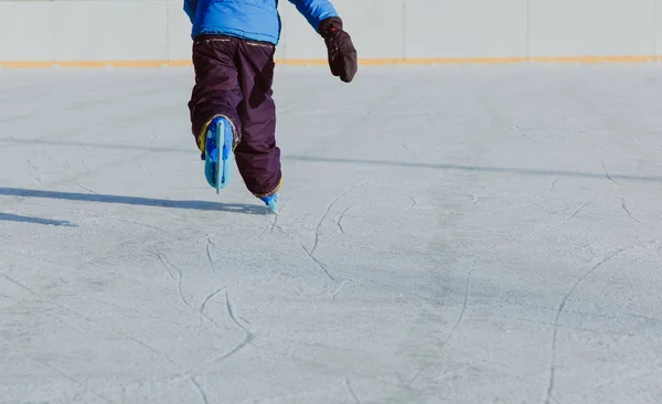 Niño patinando sobre hielo en invierno — Foto de Stock