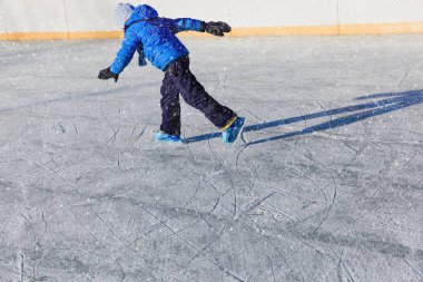 küçük çocuk kış doğada pateni