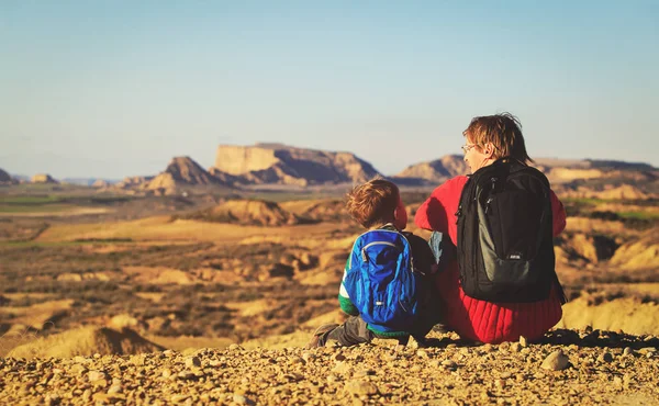 Pai e filho pequeno viajam nas montanhas — Fotografia de Stock