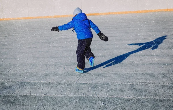 Liten pojke skridskor i vinter natur — Stockfoto