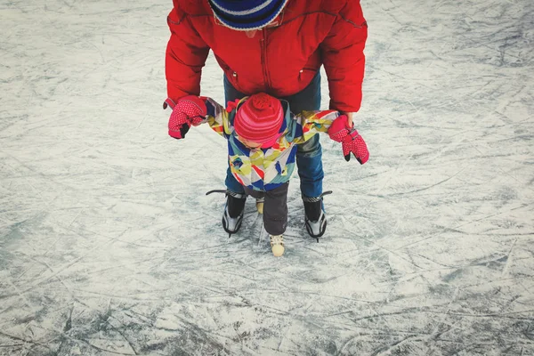 Far och dotter att lära sig åka skridskor på vintern — Stockfoto