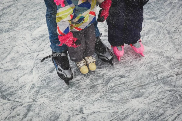 Отец с двумя детьми катается зимой — стоковое фото