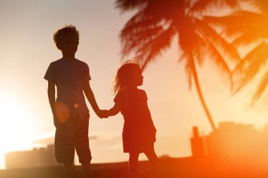 küçük erkek ve kız sunset beach adlı elele