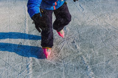 küçük çocuk kışın buz pateni