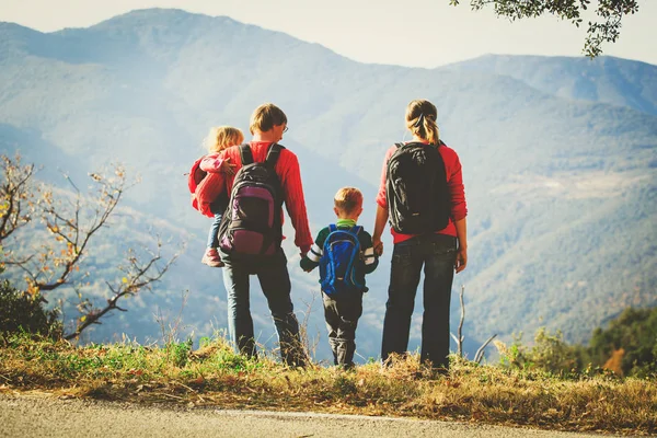 Семья с двумя детьми, путешествующими в горы — стоковое фото