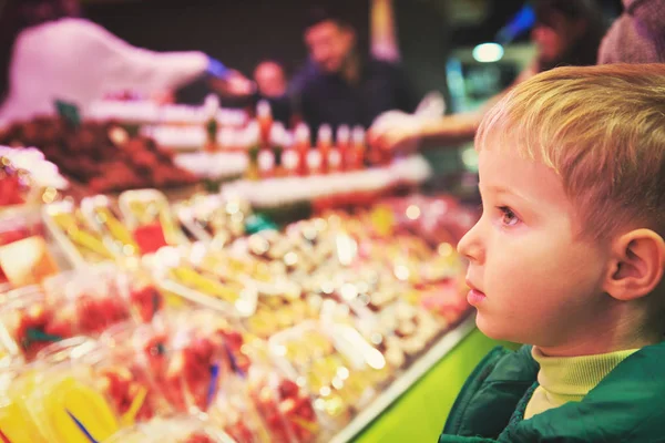 Petit garçon regardant les aliments frais sur le marché — Photo