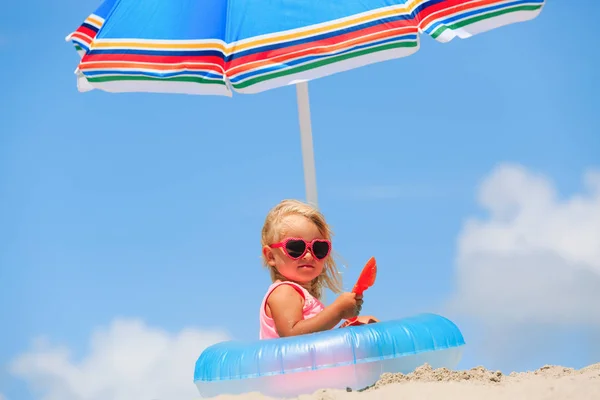Schattig klein meisje spelen bij zomer tropisch strand — Stockfoto