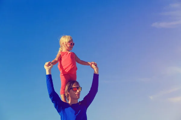 Padre e figlioletta giocare — Foto Stock