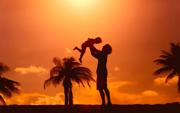 Otec a malá dcera siluety — Stock fotografie