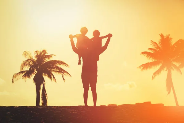 Silhouette di padre appassire due bambini — Foto Stock