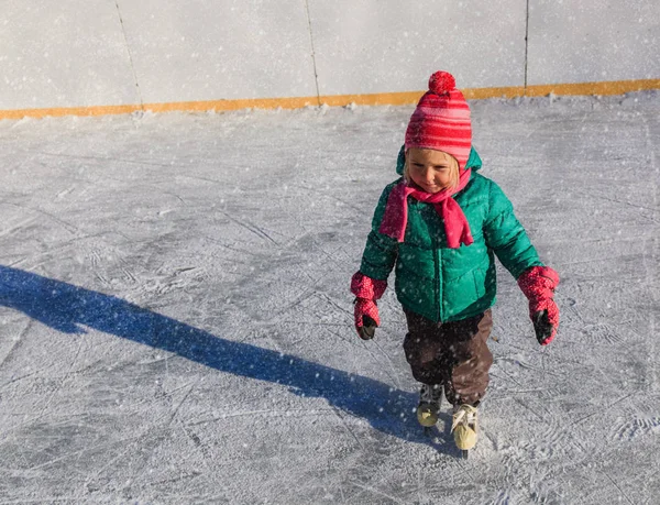 Мила дівчинка вчиться кататися на ковзанах взимку — стокове фото