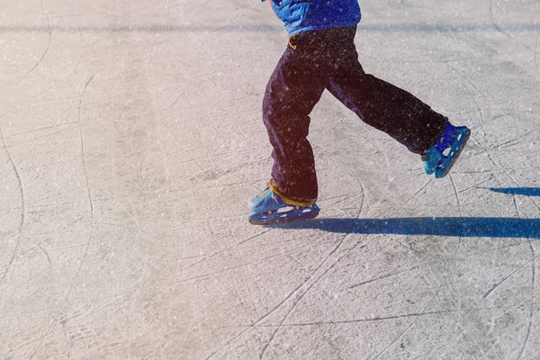 Little boy skating on ice in winter — Stock Photo, Image