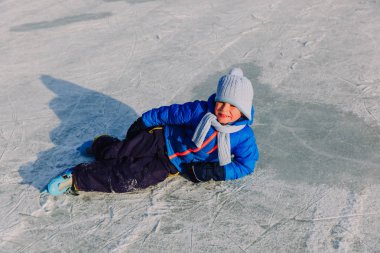 sevimli küçük çocuk öğrenme kışın paten için