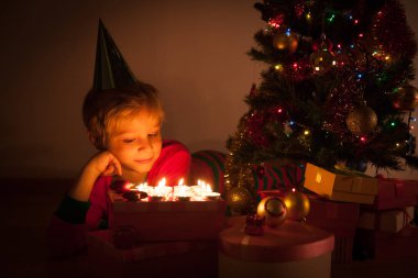 sevimli küçük çocuk üfleme mumlar