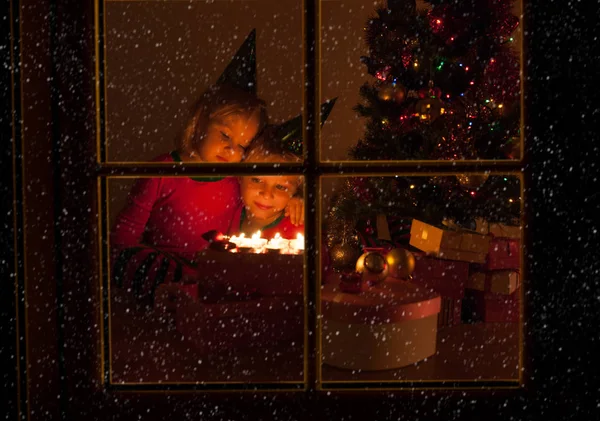 Küçük erkek ve kız adlı arıyor Noel mumlar — Stok fotoğraf