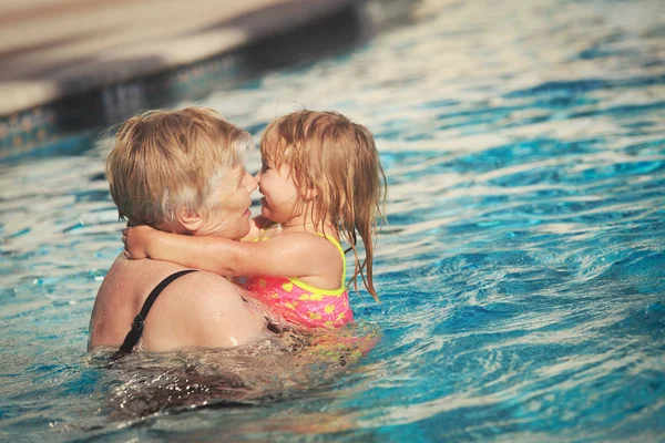 Großmutter und Enkelin schwimmen am Pool — Stockfoto