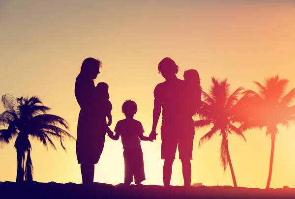 Щаслива сім'я з дітьми на заході сонця — стокове фото
