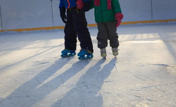 Девочка и мальчик катаются зимой — стоковое фото
