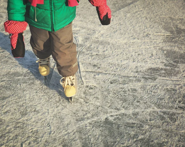 Barnets fötter att lära sig åka skridskor — Stockfoto