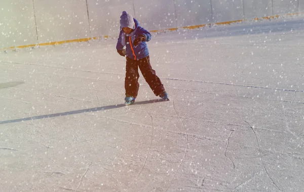 Liten pojke skridskor i vinter — Stockfoto