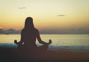 genç kadın meditasyon sunset Beach
