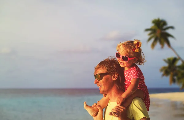 Father and little daughter on summer beach — Stock Photo, Image