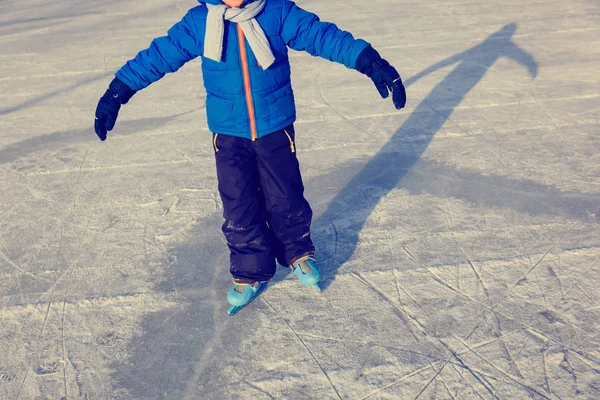 Niño patinando sobre hielo en invierno — Foto de Stock