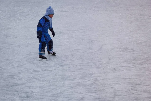 Bambino che pattina nella natura invernale — Foto Stock