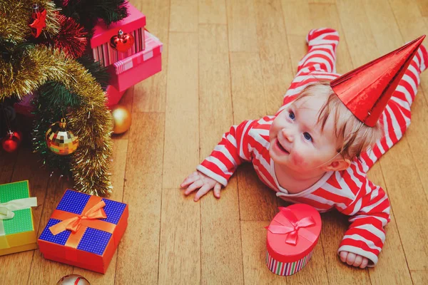 Ευτυχισμένη κοριτσάκι λαμβάνοντας δώρα τα Χριστούγεννα — Φωτογραφία Αρχείου