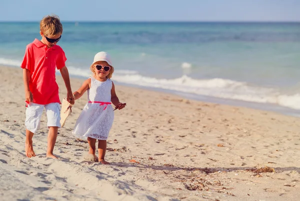 귀여운 소년과 유아 소녀 해변에 산책 — 스톡 사진