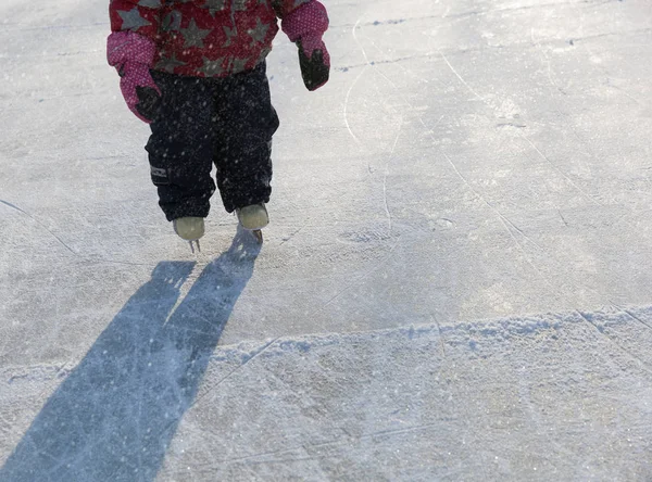 Πόδια παιδί που μαθαίνει να κάνει πατινάζ στον πάγο το χειμώνα — Φωτογραφία Αρχείου