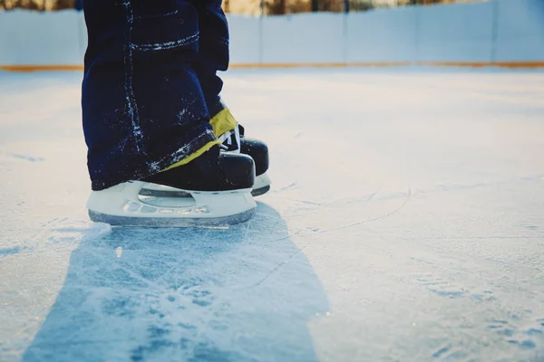 Pequeño niño pies aprender a patinar sobre hielo en invierno — Foto de Stock