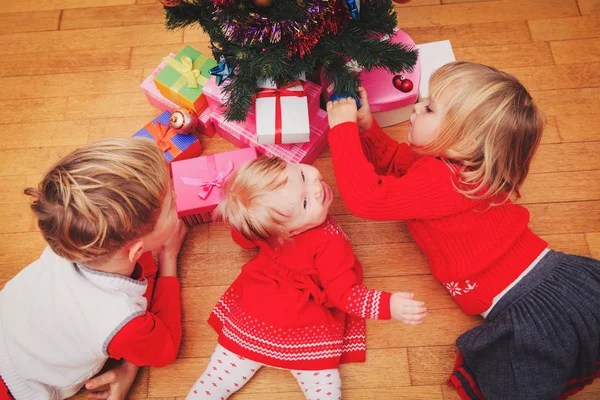 Τα παιδιά λαμβάνουν δώρα τα Χριστούγεννα — Φωτογραφία Αρχείου