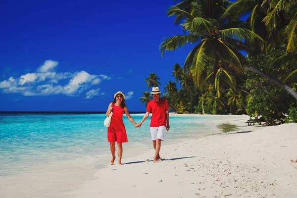 Gelukkig verliefde paar lopen op zomer strand — Stockfoto