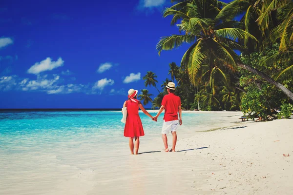 Feliz casal amoroso andando na praia tropical — Fotografia de Stock