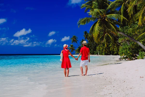 Boldog szerető pár séta trópusi tengerparton — Stock Fotó