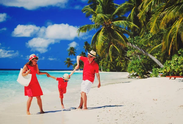 Famiglia con bambino che gioca sulla spiaggia tropicale — Foto Stock