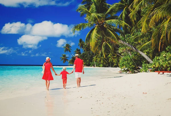 Sahilde yürüyüş çocuk ile aile — Stok fotoğraf
