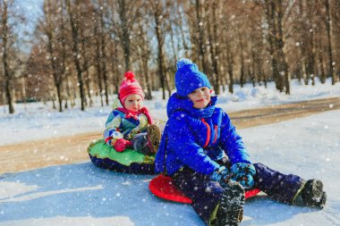 küçük erkek ve kız kış karda kayan