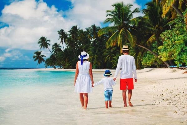 Familia con niño caminando en la playa —  Fotos de Stock