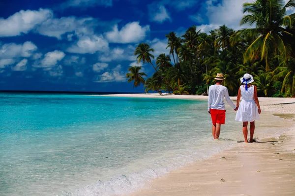 Feliz pareja amorosa caminando en la playa — Foto de Stock