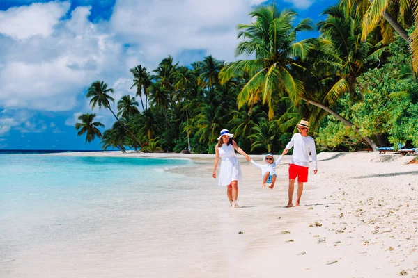 Familia con niños jugando en la playa tropical —  Fotos de Stock