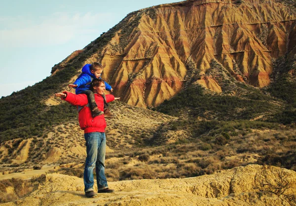 父亲和儿子在山上风景旅行 — 图库照片