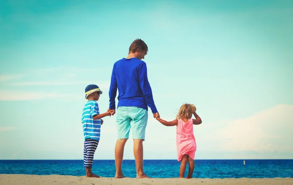 Baba ve iki çocuk Sahilde yürüyüş — Stok fotoğraf