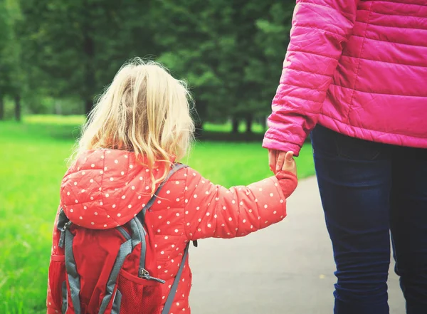 작은 딸 학교 또는 보육에 산책 하는 어머니 — 스톡 사진